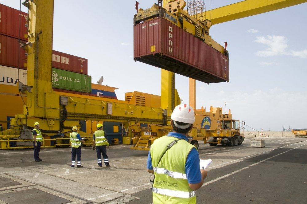 Buques de carga con contenedores en el puerto de Tenerife